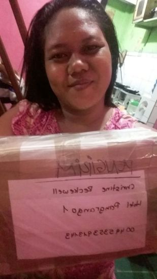 Daheim bekomme ich Fotos von meinem Päckchen. dies ist inzwischen bei Susi in Papua angekommen.