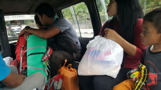 Chaos im Angkot. Der kleine Junge mag mich nicht, er weint andauernd..