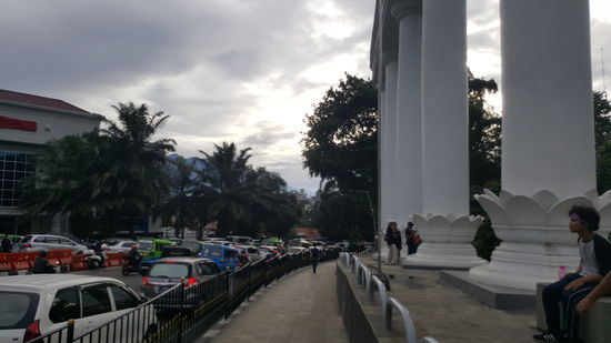 Chaos auf der Straße, Getöse und Gehupe