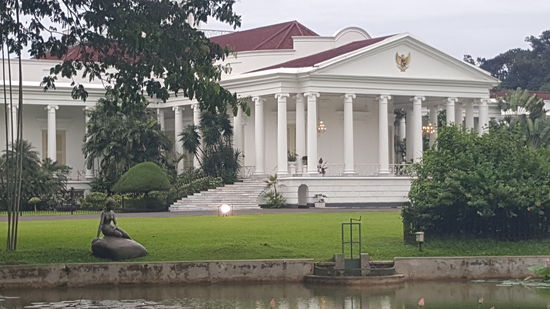 Die Frau auf dem Stein kommt mir irgendwie bekannt vor....haha...
