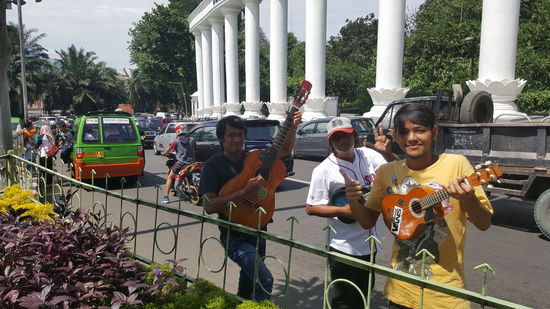 Die Straßenmusikanten gibt es hier überall, sie springen kurz auf einen Angkot auf und erfreuen die Fahrgäste ein kurzes Stück mit ihrer Musik. 
Dann sammeln sie Geld und springen wieder ab
