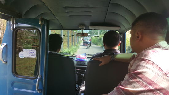 Die Fahrt ist zäh, man quält sich durch den Verkehr. Die Straße ist eng und brechend voll