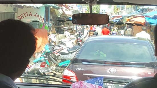 Der Verkehr wird immer schlimmer, es sind Feiertage und somit lange frei