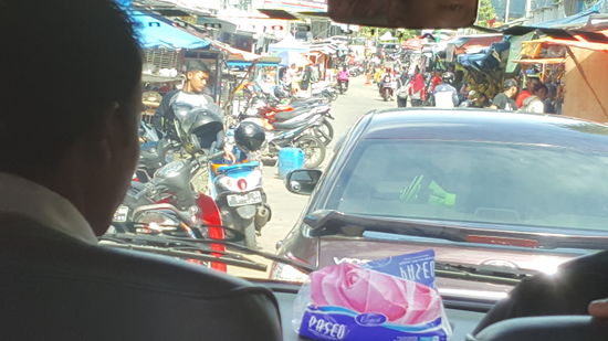 In den engen Straßen stehen an den Kreuzungen Männer die den Verkehr regeln. ICh frage mich, ob das auch ein bezahlter Job ist...
An den großen Kreuzungen stehen uniformierte Polizisten.