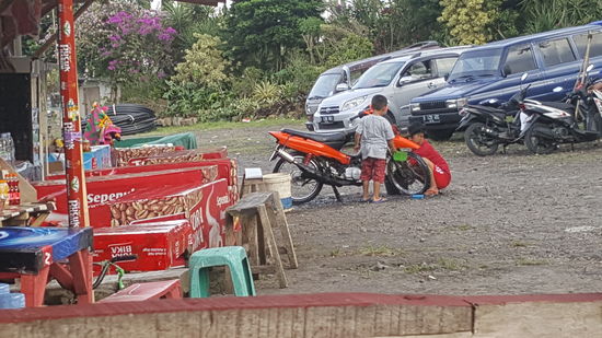 Die kleinen Jungs schenken dem Papa wohl ne Mopedwäsche zu Weihnachen...