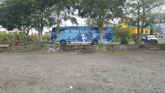 Man achte auf die Aufschrift des Busses...