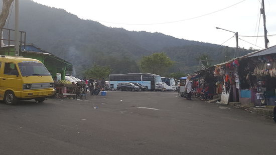 Hier ist Markt, alles mögliche wird verkauft...