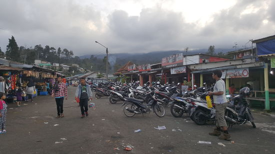 In den Bretterbuden ganz oben schlafen die Einheimischen aus Jakarta bevor sie den Vulkan besteigen..