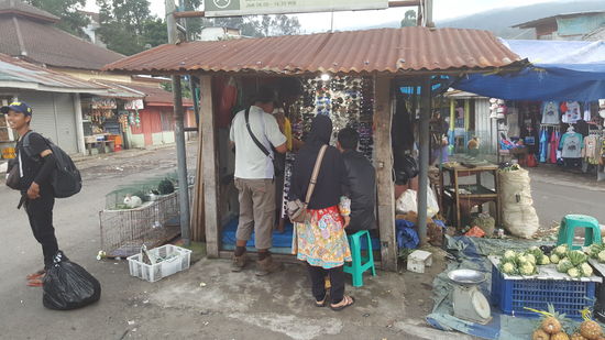 Alex ist im Shopping-Rausch...hier kauft er eine neue Sonnenbrille