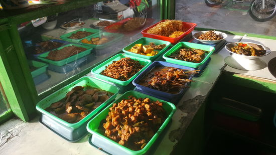 Hier kann man sich zum Frühstück selbst bedienen: Chicken, Tofu, Rind usw...