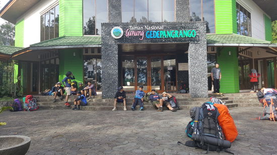 Das Office hat aber leider noch geschlossen. Erst um 9 Uhr wird geöffnet.
Es ist kein einziger Weißer zu sehen, auch scheine ich die einzige Frau zu sein...