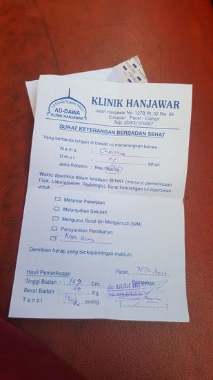 So sieht diese ärztliche Bescheinigung aus. Gewicht und Größe habe ich selber angegeben.  dann wurde noch der Blutdruck gemessen. Dieser ist erstaunlich gut für mich—tja, die asiatische Küche...
Mit diesem Wisch darf ich nun auf den Vulkan