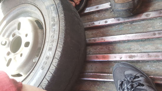 Das ist wohl ein Reservereifen des Angkots—sowas von blank...