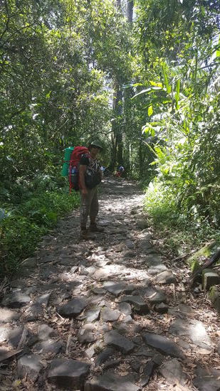 Nun heißt es viele Stunden bergauf stapfen über solche Steine. Später werden das dann Stufen