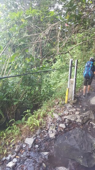Am Wasserfall wird es dann zum erstenmal richtig spannend. Durch die Hot Springs ist alles mit dichten Nebelschwaden verhüllt, vom Wasserfall alles nass