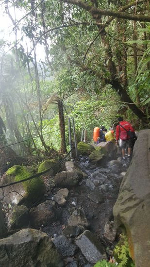Man muss einen schmalen Pass über diese nassen Steine überqueren.
Wenn man ausrutscht, ist man nicht nur nass, sondern das Wasser ist auch verdammt heiß.