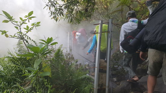 Die Sicht ist sehr schlecht und wenn Leute entgegenkommen wird es verdammt eng. Zum Festhalten gibt es nur gespannte Seile