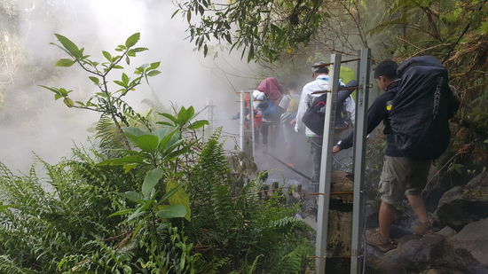 Die Indonesier meistern alles ganz cool. Ich stelle mich da schon etwas an, aber wie immer gibt es viele hilfreiche Hände...