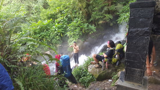 Viele der Indonesier nutzen aber das willkomene Nass für eine Dusche