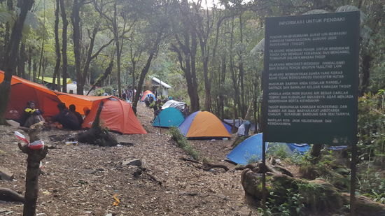 Einer der vielen Zeltplätze....leider auch wieder voller Müll. Nicht alle halten sich an die Regeln, dass man all seinen Müll wieder herunterbringen soll