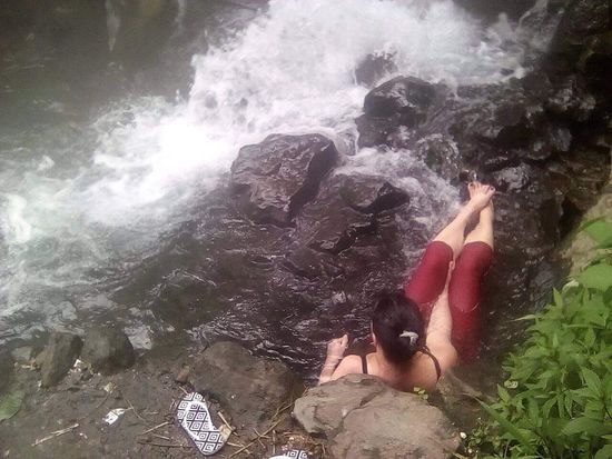 Da hier fast ausschließlich Muslime sind, die beten und bekleidet baden, tue ich das lieber auch...