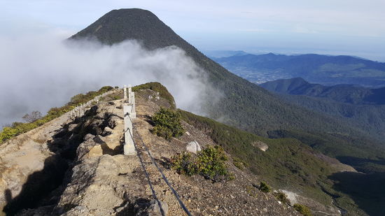Über diesen schmalen Paß muß man kraxeln, wieder nur mit Hilfe von Drahtseilen. Große Sicherheitsmaßnahmen gibt es hier nicht...