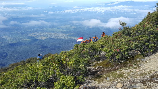 Gruppen posieren mit Fahnen ...