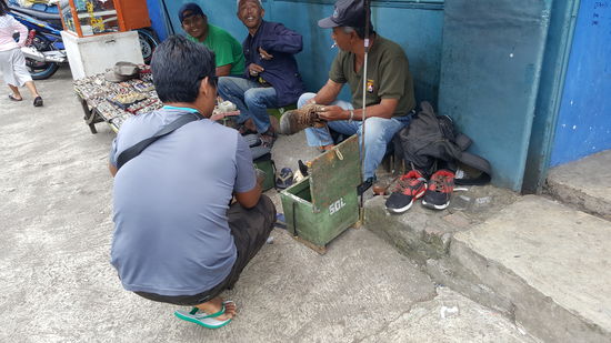 Alex bringt hier seine Schuhe zur Reparatur. Da ist einiges kaputt. Viele Löcher, Sohlen ab und Nähte müssen nachgenäht werden