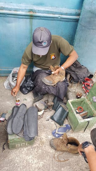 Der gute MAnn macht sich gleich ans Werk. Zuerst verklebt er die Löcher im Schuh