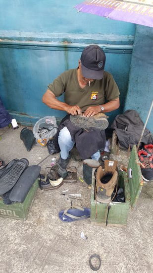 Wir gucken ab und zu mal beim Schuhmacher vorbei, aber der ist immernoch gut beschäftigt