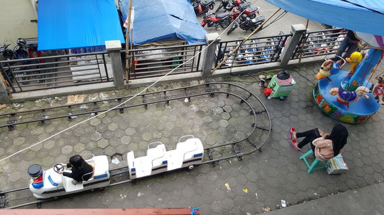 Oben von der mall blickt man auf einen Kinderspielplatz—sehr einfach alles.