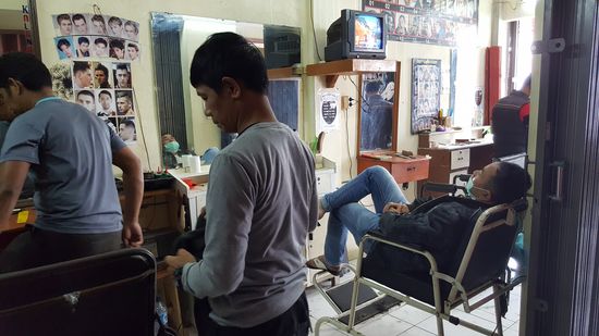 Hier ist ein typisch indonesischer Barber...man achte auf den Herrn rechts...