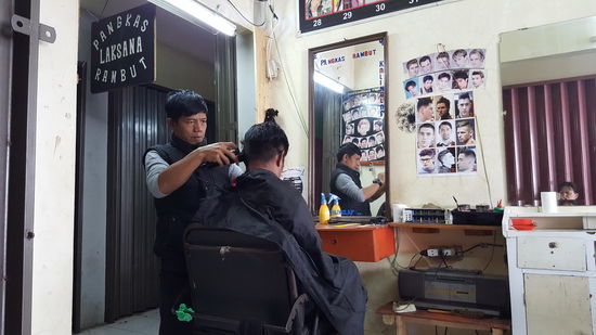 Es wird rasiert, geschnippelt und wieder rasiert. Dann sogr nass. Das Ganze dauert ne gute halbe Stunde und kostet 18.000 IDR —ca 1,20 Euro und sieht wirklich passabel aus.