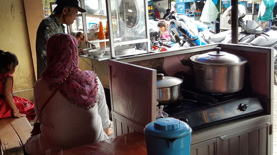 Rindfleischbrühe aus dem großen Topf. Dazu schnippelt die Frau Unmengen an Grünzeug hinein. Die Suppe schmeckt gut nach Safran—unglaublich gut