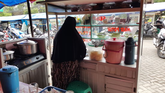 Dazu gibt es Tee aus einem großen Bottich. Tee von den Plantagen hier—auch lecker