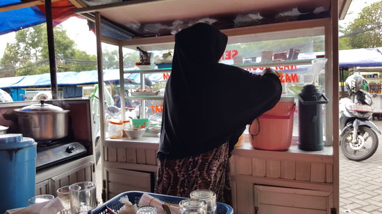 Sie schnippelt und schnippelt...