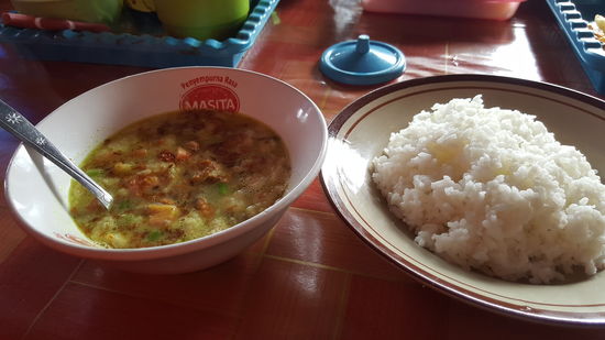 Dazu einen Teller Reis, den man in die Brühe geben kann. So wird man auch gut satt