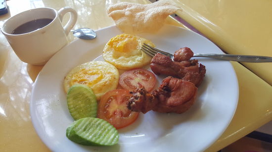 Indonesisches Frühstück...die Eier sind etwas gummiartig...Hähnchen ist lecker