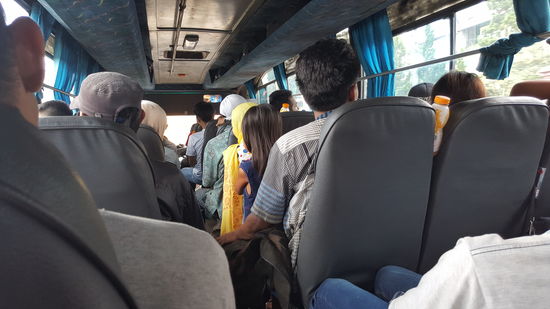 BLick nach vorne...direkt hinter mir steht der Fahrtbegleiter, der immer mit einem Metallgegenstand auf die metallene Gardinenstange klopft, wenn jemand ein- oder aussteigen will. Dabei brüllt er auch immer irgendwas...alles direkt an meinem Kopf...Er ist auch fürs Fahrgeld zuständig und sammelt es ein