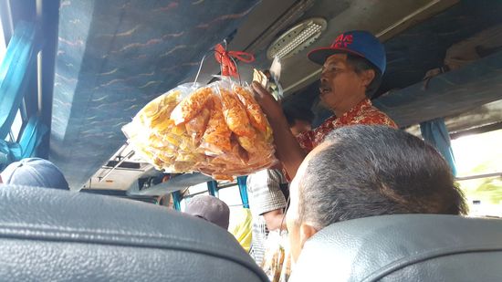 Immer wieder steigen fliegende Händler ein und verkaufen Essen und Getränke..