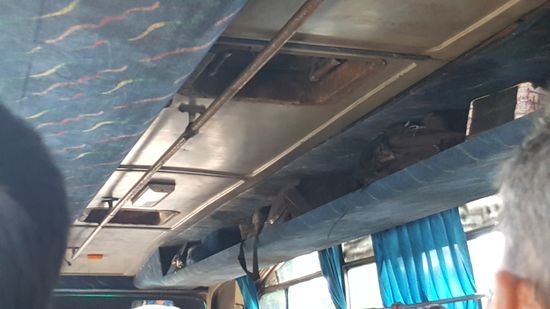 Irgendwann kommt ein MAnn mit einem riesigen Schraubenschlüssel durch die Reihen, ich bekomme es schon mit der Angst zu tun, aber er versucht nur den Luftschacht zu öffnen. Was ihm aber nicht gelingt, das Ding ist total verrostet und festgegammelt—ok—müssen wir weiter im Mief sitzen.
Eine Ac gibt es hier nicht