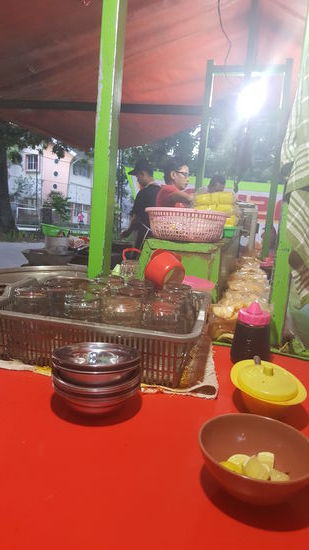 Hier gibt es Nudelsuppe und Tee