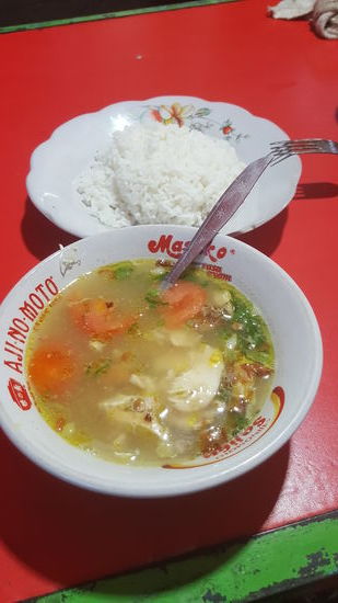 Die Brühe aus einem großen Blechtopf, alles andere wird frisch reingeschnippelt. Dazu Reis, damit man auch satt wird