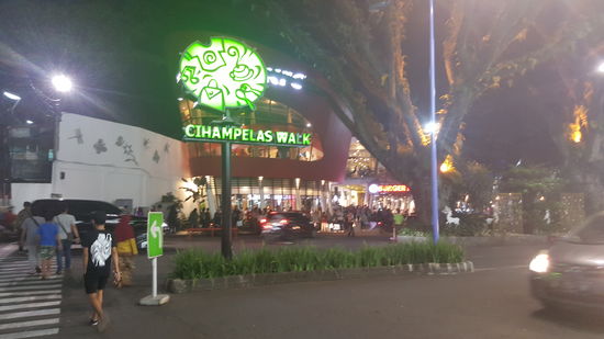 Bandung ist eine sehr hippe Stadt, mit riesigen Einkaufscentern. Es erinnert etwas an Singapur