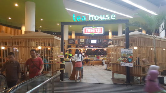 Das Teahouse sieht witzig aus, man sitzt dort  in Holzkäfigen