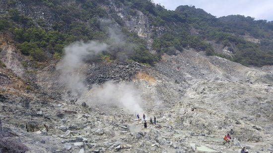 Das ist der noch heftig brodelnde Krater—lieber schnell die MAsken aufsetzen...
