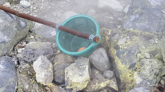 Einige Quellen sind so heiß, dass man Eier darim kochen kann. Das wird natürlcih auch demonstriert