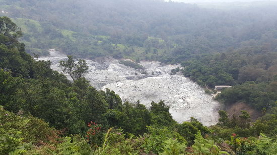 Ein  Blick von oben auf den 2. Krater
Der 3. Krater ist gesperrt, nach dem letzten Ausbruch