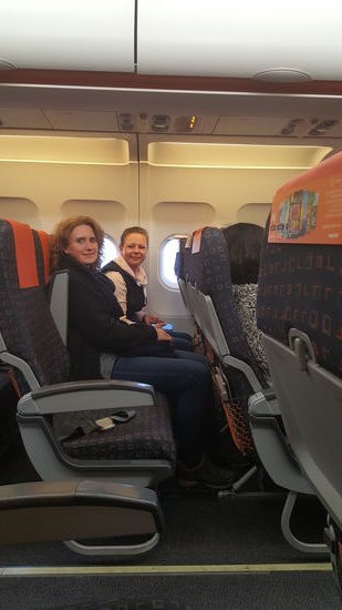 Wir haben Plätze reserviert-war aber nicht nötig, der Flieger ist nur halb voll.
Wir verschlafen den größten Teil des Fluges