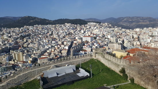 Tolle Aussicht auf das Theater und die Mauer des Castle und die Stadt Kavala.
